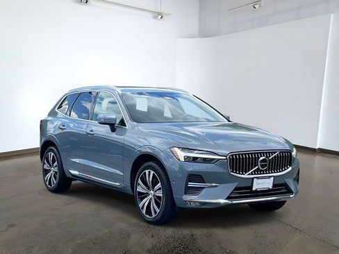 Used 2023 Volvo XC60 B5 Plus w/ Climate Package AWD/4WD image 3