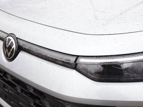 Used 2025 Volkswagen Tiguan SE w/ Panoramic Sunroof Package image 13