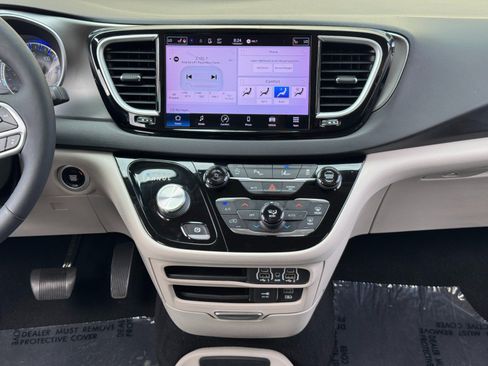 Used 2022 Chrysler Pacifica Touring-L FWD image 23