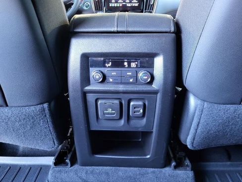 Used 2023 Chevrolet Traverse High Country image 31