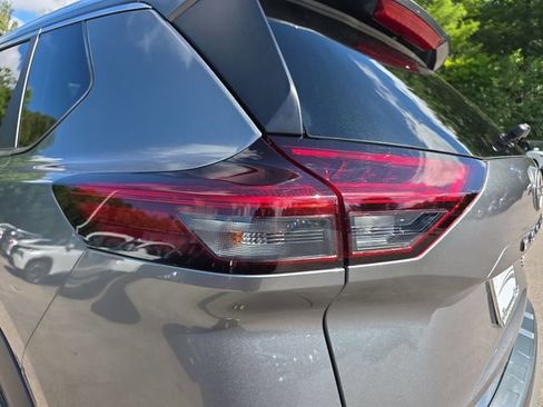 Used 2023 Nissan Rogue SV w/ SV Premium B Package FWD image 18