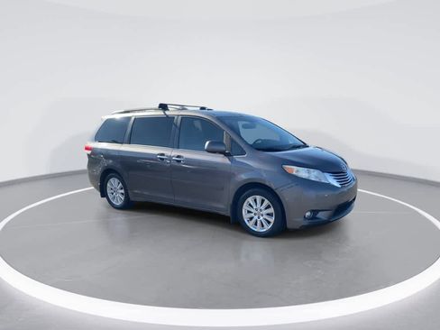 Used 2011 Toyota Sienna Limited image 2