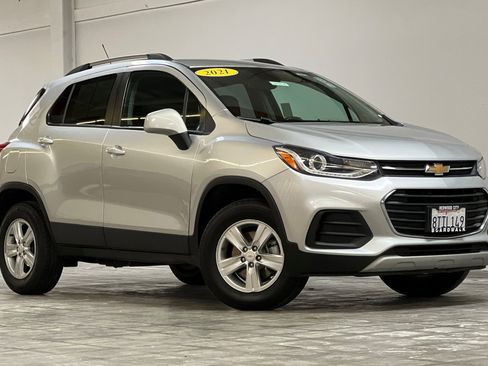 Used 2021 Chevrolet Trax LT image 2