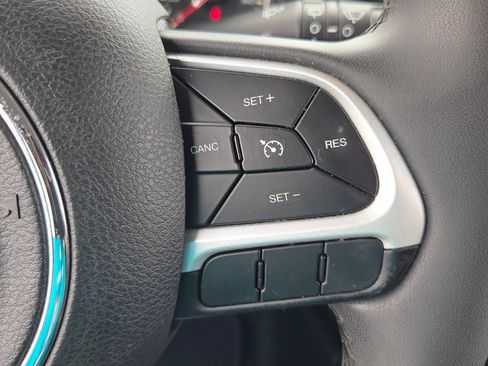 Used 2019 Jeep Renegade Latitude FWD image 26
