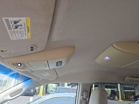 Used 2011 Chrysler Town & Country Touring FWD image 13