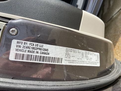 Used 2023 Chrysler Pacifica Touring-L image 32