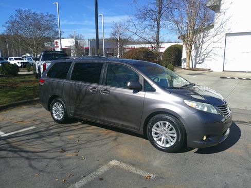 Used 2014 Toyota Sienna XLE image 14