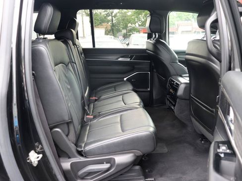 Used 2024 Jeep Wagoneer L Series II w/ Flexible Seating Group AWD/4WD image 15