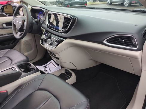 Used 2024 Chrysler Pacifica Touring-L image 28