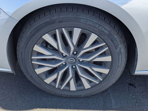 Used 2024 Nissan Altima 2.5 SV FWD image 13