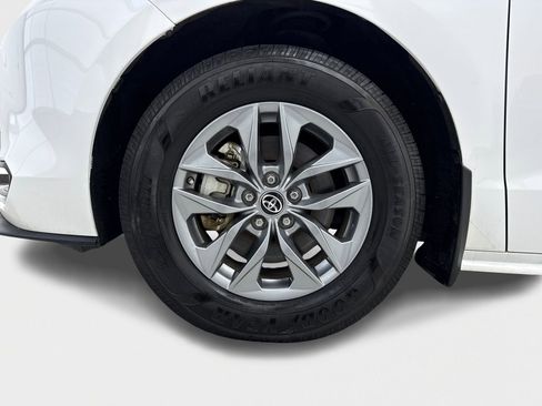 Used 2022 Toyota Sienna LE image 50