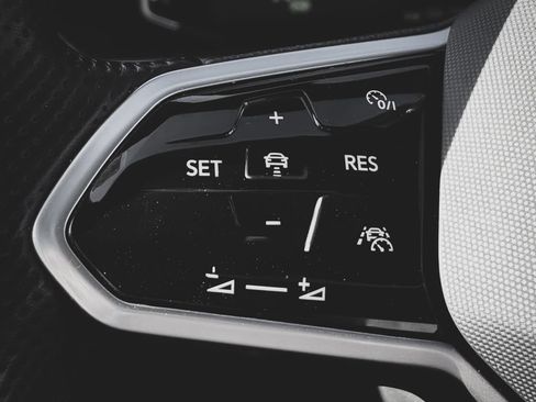 Used 2022 Volkswagen Tiguan SEL R-Line AWD/4WD image 11