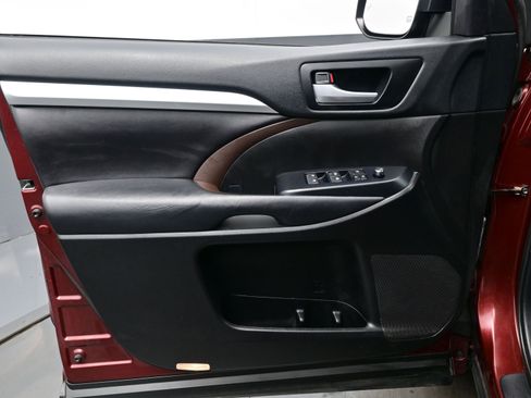 Used 2017 Toyota Highlander XLE image 9