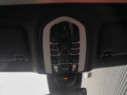 Certified 2025 Porsche Macan image 10