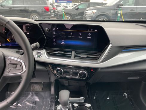 Used 2025 Chevrolet Trax LT w/ LT Convenience Package image 17