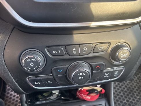 Used 2019 Jeep Cherokee Latitude Plus w/ Cold Weather Group image 7