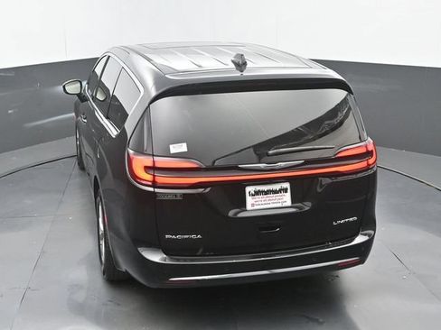 Used 2026 Chrysler Pacifica Limited FWD image 32