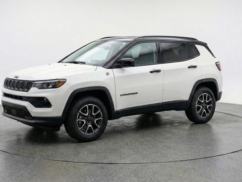 Used 2025 Jeep Compass Trailhawk image 3