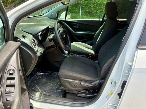 Used 2022 Chevrolet Trax LS w/ Tint and Cruise Package FWD image 10