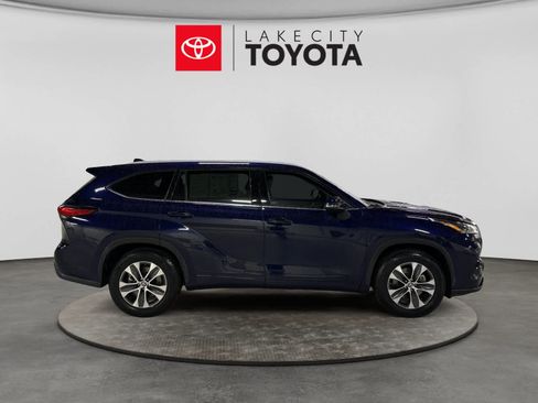 Used 2022 Toyota Highlander XLE FWD image 11
