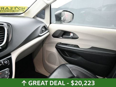 Used 2023 Chrysler Pacifica Touring-L FWD image 29