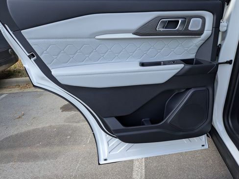 New 2026 Ford Explorer Platinum image 27