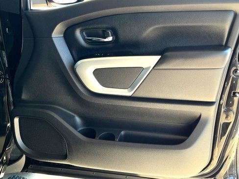 Used 2018 Nissan Titan SV image 17