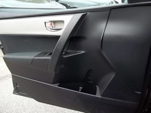 Used 2017 Toyota Corolla LE image 9