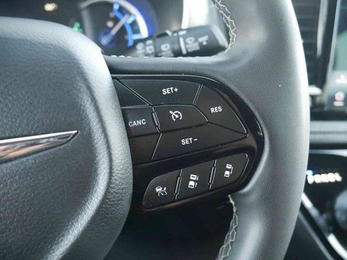 Certified 2024 Chrysler Pacifica Limited FWD image 35