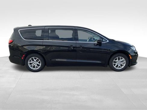 Used 2023 Chrysler Pacifica Touring-L FWD image 7
