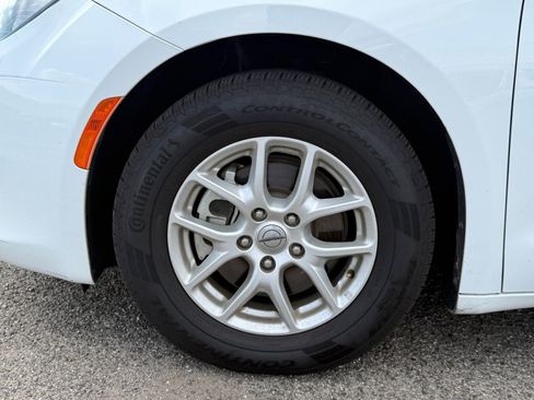 Used 2021 Chrysler Voyager Lxi image 9