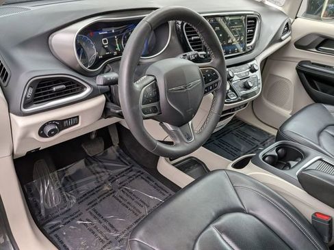 Used 2023 Chrysler Pacifica Touring-L FWD image 16