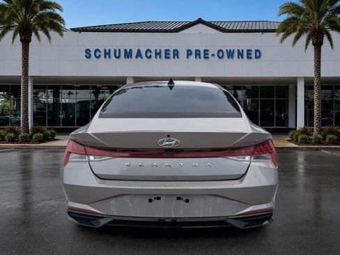 Used 2022 Hyundai Elantra SEL w/ Convenience + Premium Package FWD image 6