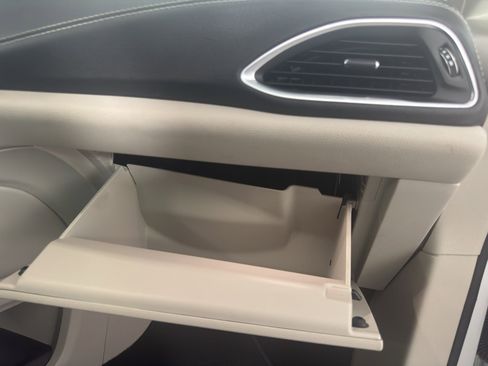 Used 2022 Chrysler Pacifica Limited FWD image 40