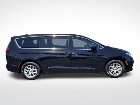 Used 2025 Chrysler Pacifica Select FWD image 7