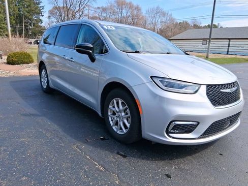 Used 2024 Chrysler Pacifica Touring-L image 7