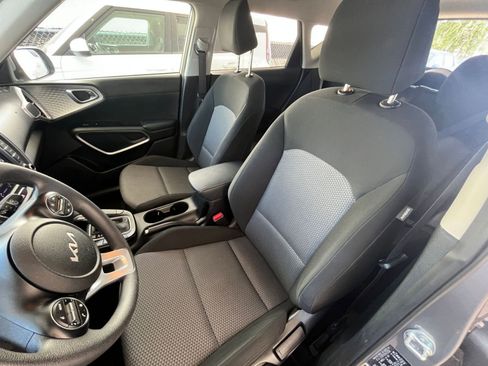 Used 2025 Kia Soul LX w/ LX Technology Package FWD image 34