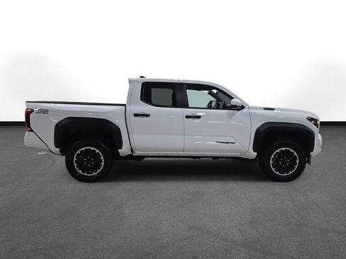 Used 2025 Toyota Tacoma TRD Off-Road w/ TRD Off Road Upgrade Package AWD/4WD image 4