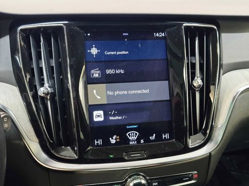 Used 2022 Volvo V60 T5 Cross Country image 14