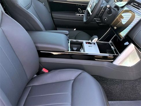 New 2025 Land Rover Range Rover SE image 8