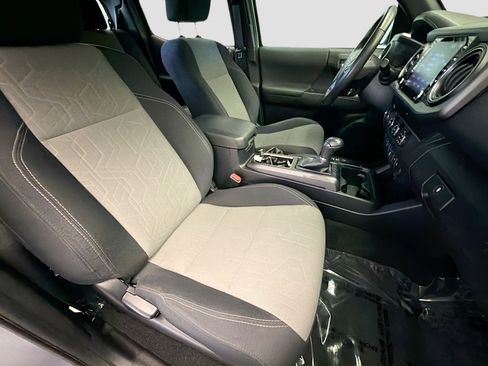 Used 2020 Toyota Tacoma TRD Off-Road w/ Technology Package image 15