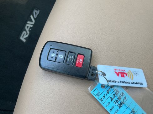 Used 2018 Toyota RAV4 Limited FWD image 19