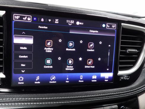 Used 2024 Chrysler Pacifica Limited FWD image 31