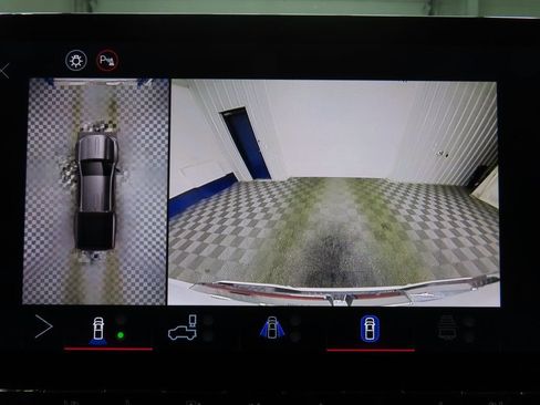 Used 2025 GMC Canyon AT4 w/ Technology Plus Package image 15