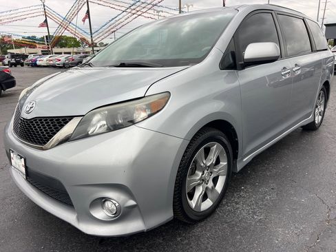 Used 2013 Toyota Sienna SE image 3