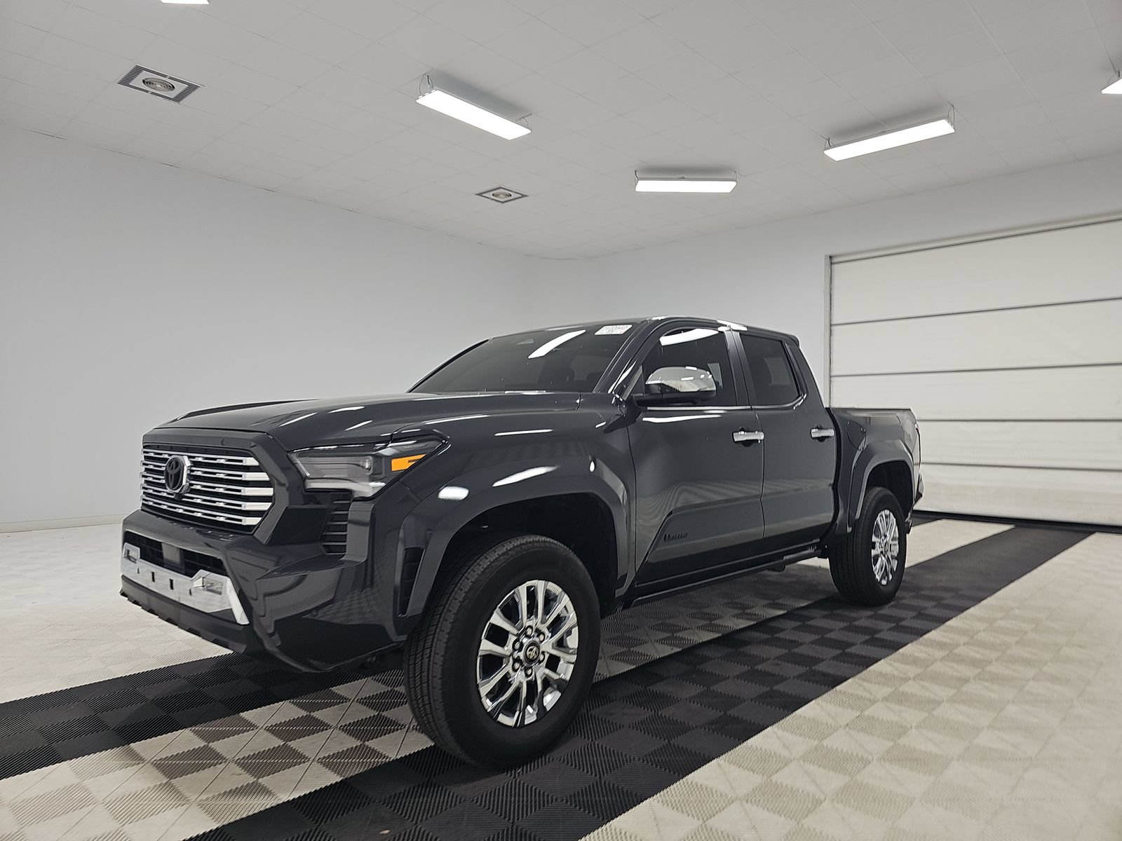 Used 2024 Toyota Tacoma Limited w/ Limited Package (LT) AWD/4WD image 4