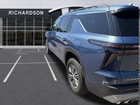 Used 2025 Chevrolet Traverse LT FWD image 8