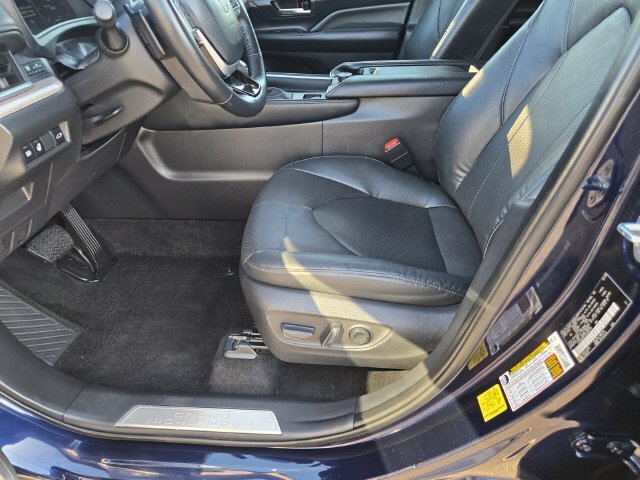 Used 2025 Toyota Grand Highlander AWD image 21