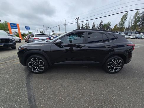 Used 2024 Chevrolet Trax RS w/ Sunroof Package FWD image 4