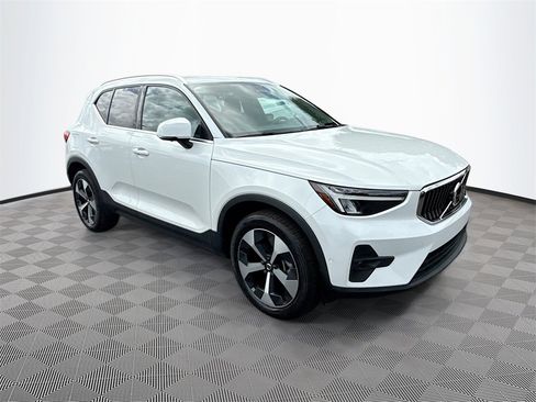 Used 2024 Volvo XC40 B5 Plus image 4